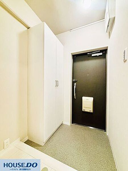 すっきりと洗練された白を基調とした大型のシューズボックスが設置された玄関スペースです。ダークトーンの玄関ドアとのコントラストが美しく、靴や小物をたっぷり収納して玄関周りをすっきりと保つことができます♪