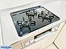 キッチン：お手入れがしやすく美しいガラストップを採用した、3口のシステムキッチン用コンロです。便利な魚焼きグリルも備わっており、毎日の効率的なお料理をサポートしてくれる機能的な仕様となっています☆
