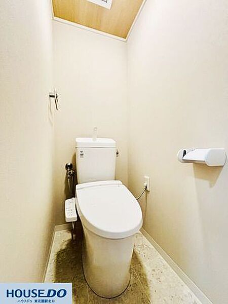 温かみのあるニュアンスカラーのクロスやアクセント天井が採用された、落ち着きのある清潔なトイレ空間です。温水洗浄便座やペーパーホルダーなどもすっきりと配置されています！
