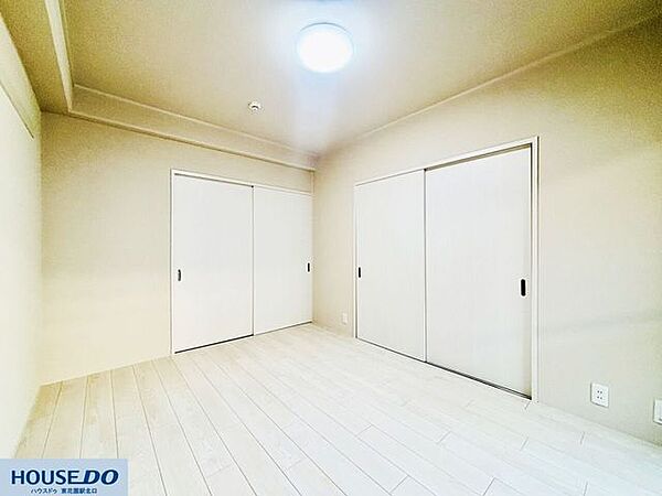 白を基調とした落ち着いた内装に、使い勝手の良い引き戸式の収納が備わった洋室の別アングルです。すっきりとフラットなデザインで、お部屋のスペースを有効に活用できる機能的なレイアウトとなっています！
