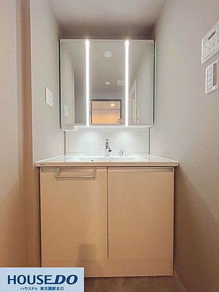 洗練されたデザインの洗面台は縦型LED照明が特徴♪顔を明るく照らしてくれるので毎日の身支度がはかどります！清潔感のあるすっきりとした空間です☆