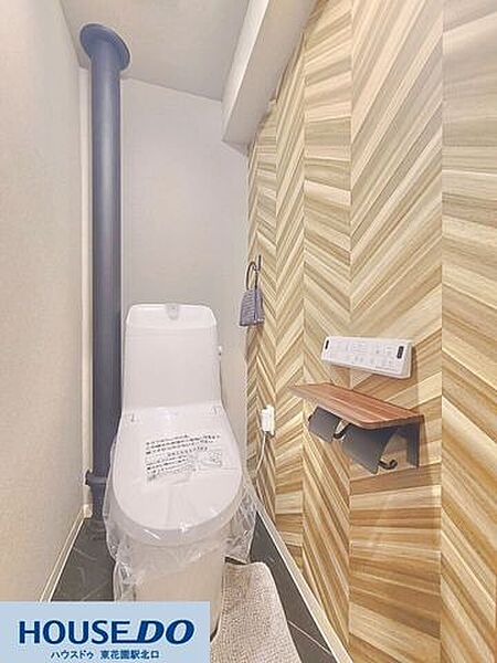 ヘリンボーン柄のアクセントクロスがおしゃれなトイレ空間♪温水洗浄便座やペーパーホルダー上の棚など、使いやすさに配慮された設備が揃っています☆