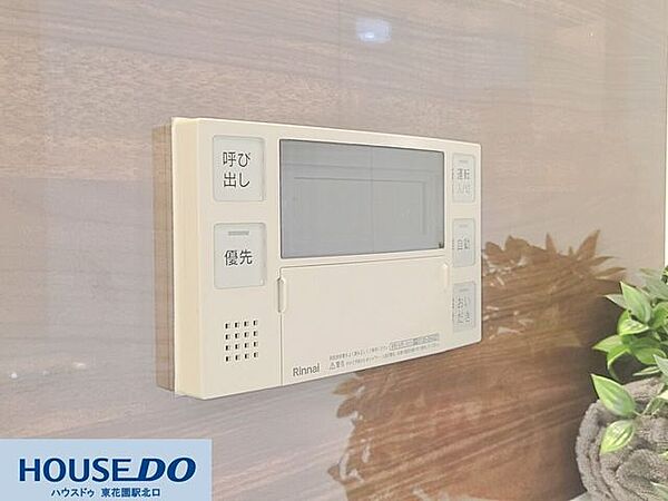 浴室内に設置された給湯リモコン♪入浴中でも温度調整や呼び出し操作が簡単に行えるため、ご家族みんなが快適にお風呂時間を過ごせます☆