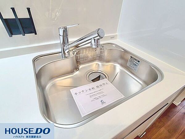広々としたシンクは大きな鍋やフライパンも洗いやすい形状！浄水器一体型の水栓や洗剤・スポンジラック付きで、水まわりを常に清爽に保てます☆