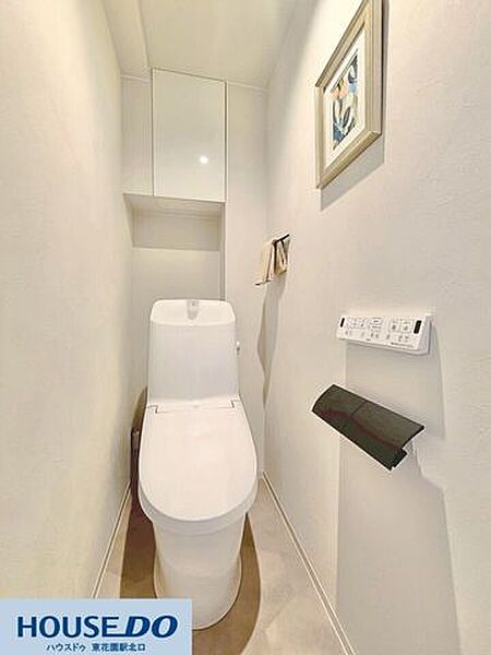 清潔感のある白を基調とした上質なお手洗い！上部吊戸棚にはトイレットペーパーなどを隠して収納でき、ペーパーホルダーやリモコンの配置も使いやすい設計です♪