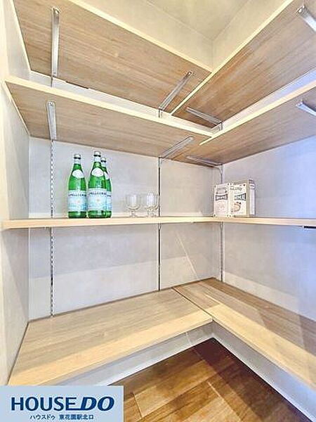 食品ストックや大型の調理家電をすっきり整理できる可動棚式の収納空間♪棚の高さを自由に調整できるため、空間を無駄なく活用できます！