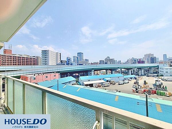 開放的な空が広がるバルコニーからの眺望！日当たり・風通しも良く、心地よい風を感じながらリフレッシュできる空間です☆