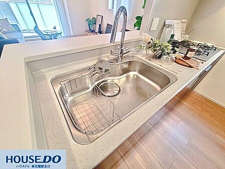 広々とした使い勝手の良いシンクに、スタイリッシュな浄水器一体型水栓が備わったキッチンです♪日々の洗い物やお手入れもスムーズに行える、機能性に優れた美しい水回りです☆