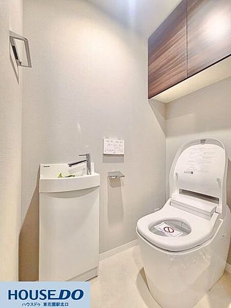 温水洗浄機能付きの快適な便器に、独立した手洗いカウンターが備えられた洗練された空間です♪上質なインテリアでまとめられ、清潔感とゆとりを感じさせるトイレとなっています