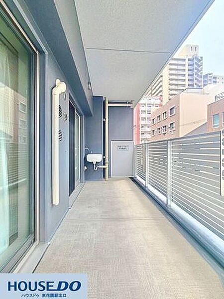 ゆったりとした広さが確保された、開放感あふれるバルコニーです♪便利なスロップシンクも備わっており、お洗濯物干しはもちろん、多用途にお使いいただける快適な空間です☆
