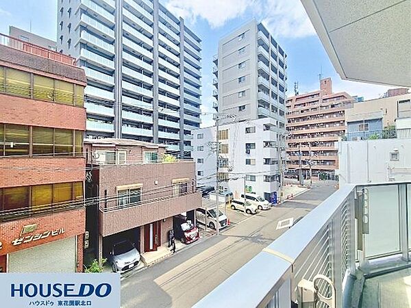 バルコニーから見渡す開放感のある爽快なロケーションです♪遮るものが少なく、たっぷりの陽光と心地よい風を感じられる快適な眺望が広がっています☆