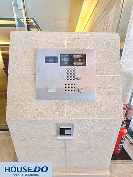 安心のオートロックシステムが備わった、防犯面に配慮されたエントランスの集合来訪者用操作盤です♪日々の安心・安全な暮らしをしっかりと守ります☆