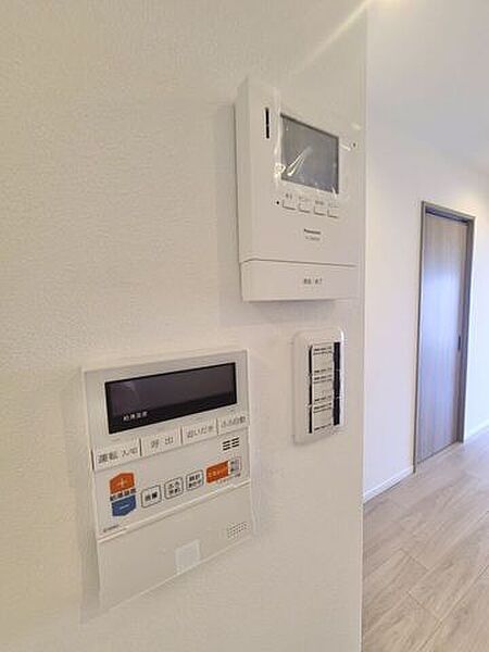 来訪者を確認できるTVモニター付きインターホンを設置！お湯張りや追いだき操作がワンタッチで行える給湯リモコンも集約され操作性抜群です♪