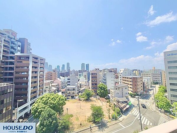 見晴らしが良く開放感あふれるバルコニーからの眺望！公園の緑や街並み、広がると青空を見渡せる気持ちの良いロケーションです☆