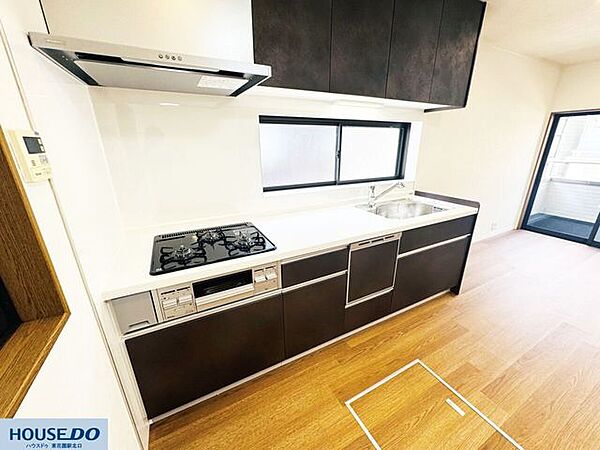 落ち着いた色合いのデザインと豊富な収納スペースが揃ったシステムキッチンです♪シンクの手前に小窓があり、明るい光を感じながら毎日の調理や洗い物を心地よく進めることができます☆