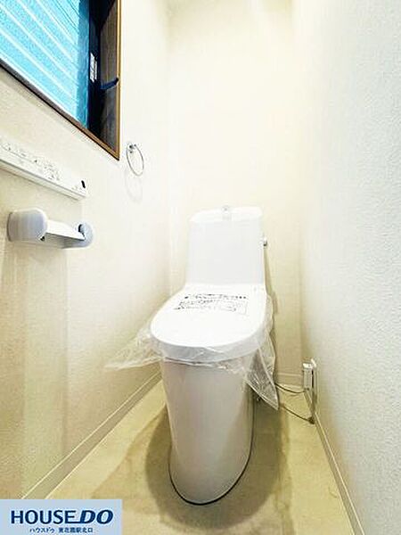 白を基調としたすっきりとした空間に、使いやすいタンクレストイレが設置されています♪小窓から柔らかな光が差し込み、毎日のプライベートな時間を心地よく過ごせる清潔感のある設計です☆