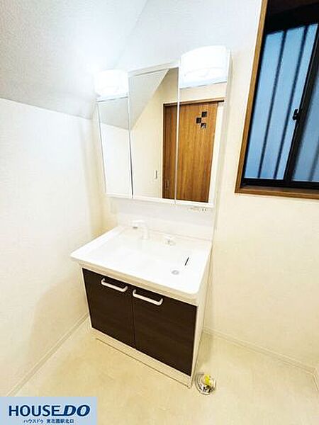 シンプルで使いやすい洗面ボウルや便利なシャワー水栓が整った、機能的なデザインの洗面台です♪毎日の身支度を快適にこなせる実用的な仕様で、落ち着いた色合いが室内の雰囲気にしっくりと馴染みます☆