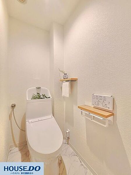 清潔感のあるホワイトで統一された快適なトイレ空間！ペーパーホルダー上部の棚やディスプレイスペースなど、実用性とデザイン性を兼ね備えています♪