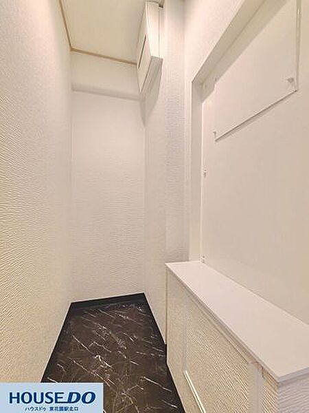 玄関横に設けられた高級感ある大理石調フロアの土間スペース！ベビーカーやゴルフバッグ、アウトドア用品などをサッと置ける便利な空間です♪