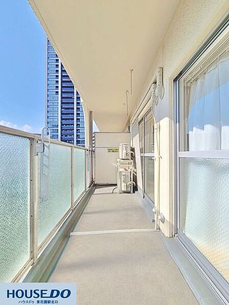 奥行きと幅がしっかり確保された広々バルコニー!陽当たり・風通しも良く、お洗濯物やお布団を一度にたくさん干すことができます☆