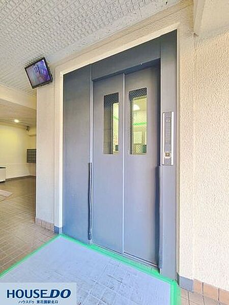 防犯カメラの映像をリアルタイムで確認できるモニター付きのエレベーター。セキュリティに配慮された仕様で、毎日の昇降も安心です☆