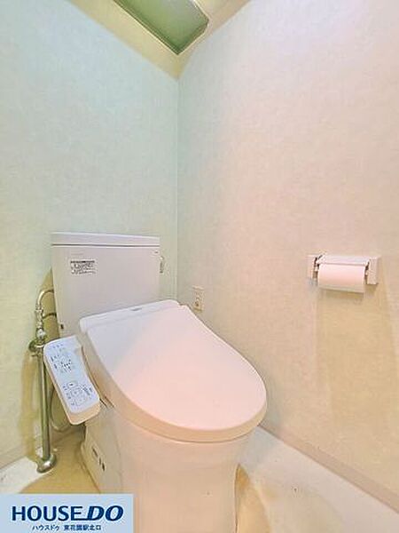 清潔感のある快適なトイレ空間です♪手元で操作しやすい壁面リモコン付きの温水洗浄便座を設置しており、毎日気持ちよくお使いいただけます！