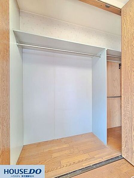 洋服をたくさん掛けられるハンガーパイプ付きのクローゼット!衣類にシワをつけず綺麗に保管でき、毎日のコーディネート選びも快適です♪