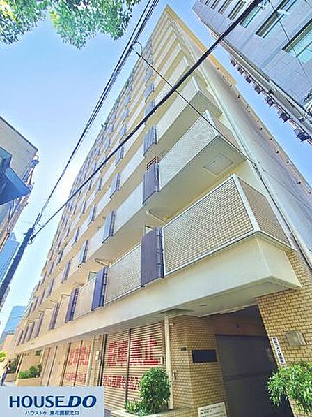 青空に映えるしっかりとした佇まいのマンションです♪管理が行き届いており、日当たりや通風にも恵まれた心地よい住環境となっております☆