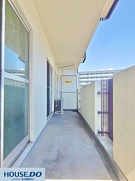 奥行きがあり洗濯物も干しやすい爽やかなバルコニー空間♪陽当たり・通風ともに良好で、毎日の洗濯や気分転換にもぴったりです☆