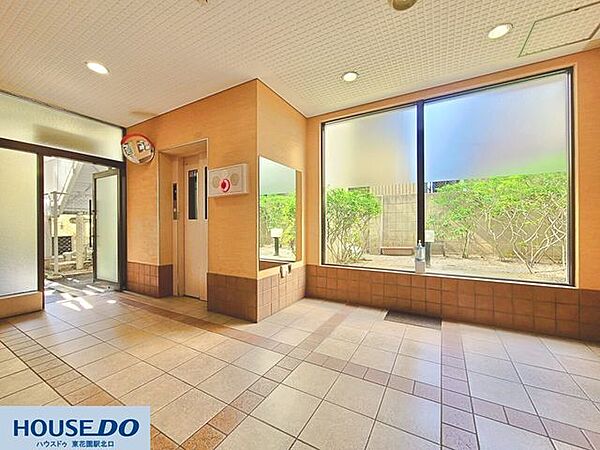 明るい光が差し込む広々としたエントランスホール♪綺麗に清掃・管理されており、住まう方を気持ちよく迎えてくれます☆