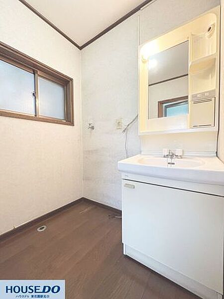 洗面台の横には洗濯機置き場を確保し、スムーズな家事動線を実現しました☆窓があり明るく、清潔感のある洗面脱衣室です！
