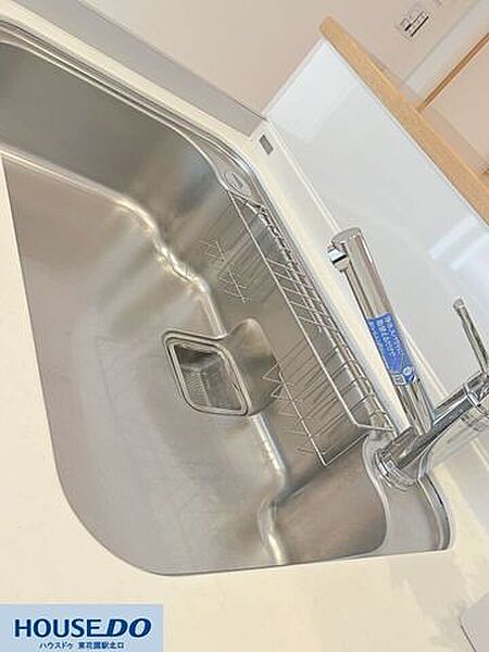 浄水器付きのシングルレバー混合水栓を採用したシンクです♪大きな鍋も洗いやすい広々とした設計で、日々の家事をサポートします！