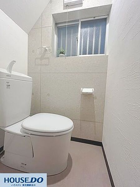 清潔感のある、温水洗浄便座付きのトイレです♪小窓があり、自然光が差し込む明るい空間で、気分もリフレッシュできます☆