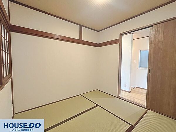隣接するお部屋へとスムーズに移動できる使いやすい和室の間取りです♪畳の香りに包まれて、ゴロゴロとリラックスした時間を楽しめます☆