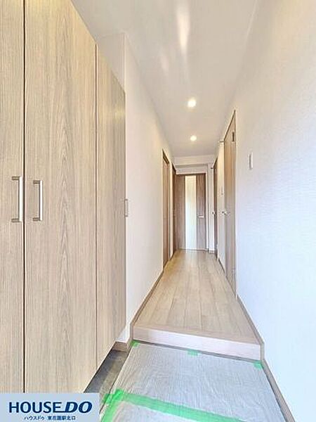 温かみのある木目調の建具とフローリングで統一された綺麗な廊下です♪明るい雰囲気が広がり、各居室への動線もスムーズで暮らしやすさを考慮した設計となっています！