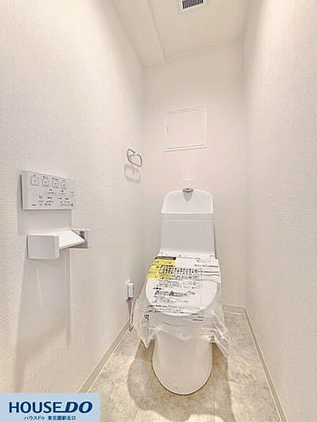 白を基調とした清潔感のあるトイレ空間です☆家計に優しい節水タイプの温水洗浄便座を採用しています！上部にはトイレットペーパーなどをストックできる便利な吊り戸棚を完備しています♪