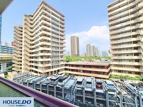 バルコニーからの眺望は、高い建物との距離が保たれており圧迫感がありません！青空が広く見渡せ、都会的な街並みと自然の光を感じられる、心地よい風が吹き抜ける住環境が魅力です♪
