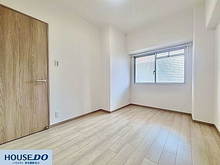 柱の出っ張りが少なく、ベッドや机などの家具配置がしやすい形状のお部屋です!小窓からは適度な光が入り、書斎や趣味の部屋、子供部屋など様々な用途で快適にお使いいただけます☆