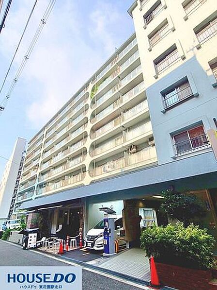 1階店舗や敷地内駐車場を備えた重厚感あるマンション外観です!青空に映える上品なカラーリングと整った前面道路で、毎日の外出や帰宅もスムーズに行えます☆周辺施設へのアクセスも良好な生活環境です♪
