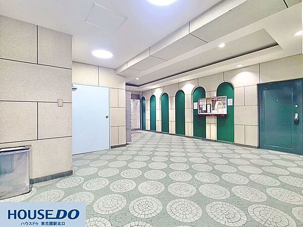 アーチ状のデザイン意匠とグリーン壁面が印象的なエントランスホールです！広々とした敷地で清掃が行き届いており、住民や訪問者を気持ちよく迎えます☆掲示板もあり管理体制の良さが伺えます♪