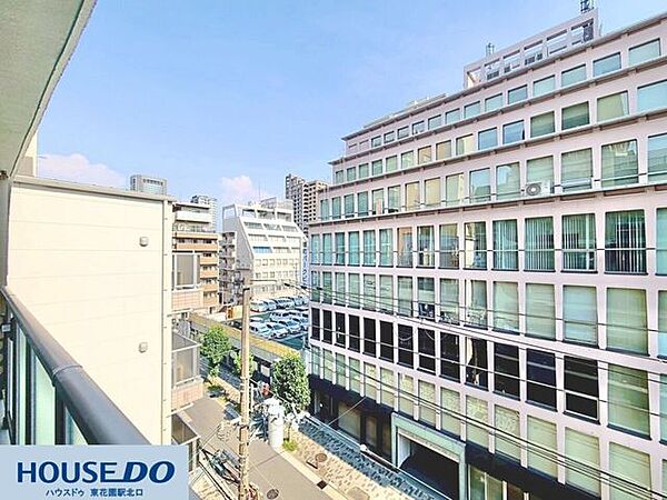 周辺の街並みや青空が見渡せる解放感あふれる眺望です！前面に背の高い遮蔽物がなく、気持ち良い風と光を感じられます☆街の動きを感じながら心地よい日常を過ごせるロケーションです♪