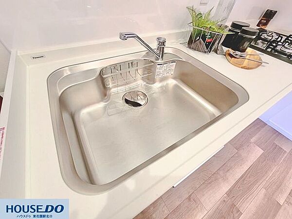 大きめのシンクは大きな鍋やフライパンも洗いやすい形状です！水はねを抑えやすい水栓が設置され、手入れのしやすいステンレス仕様♪スポンジや洗剤を置けるラックも付いており作業効率が高まります☆