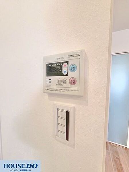 ワンタッチでお湯張りや温度設定ができる便利な給湯リモコンです！手元で簡単に操作できるため、忙しい時間帯でも手軽にお湯張りが行え、快適なバスタイムをサポートしてくれます♪