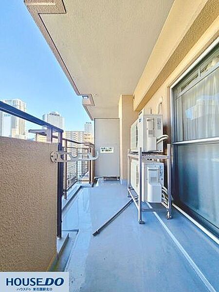 陽当たりが良く開放的なバルコニーです！洗濯物を乾かせる物干し金物が設置されており、日々の家事も快適に行えます♪床面が綺麗に整えられているのも嬉しいポイントです☆