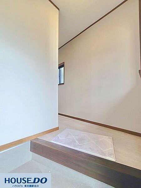 段差が少なくスムーズに出入りできる清潔感のある玄関ホール！明るい木目調の上がり框が温かみのある雰囲気でお出迎えします♪すっきりとした空間で気持ちよく過ごせます☆