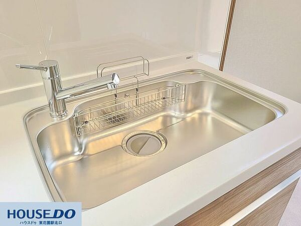 大きな鍋やフライパンも余裕で洗える広々としたシンク！水切りラックや洗剤置き場もセットされており使い勝手抜群です♪清潔感のあるステンレス製で手入れも簡単です☆