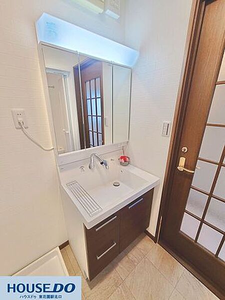 三面鏡裏にたっぷり収納できるスタイリッシュな洗面化粧台！洗面ボウル周りもすっきり整い、朝の身支度がスムーズに行えます♪シックな木目調ドアが上質感を演出☆