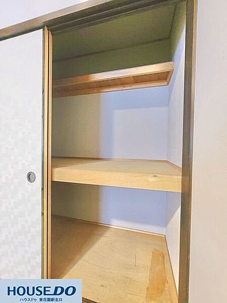 お布団や季節の衣類、大きめの荷物もラクラク収まる大容量の押し入れ収納！中段棚と天袋が付いており、空間を効率よく使ってスッキリ整理整頓できます♪