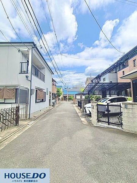 敷地内にゆとりがあり、お車の出し入れや駐車がスムーズに行えるアプローチ！前面道路からの見通しも良く、落ち着いた街並みに馴染む外観デザインです♪毎日の外出や帰宅時もストレスフリーに過ごせます☆