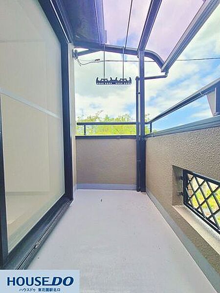 屋根付きで急な雨でも安心なバルコニー空間！物干し金具が設置されており、お洗濯物もスムーズに干せます♪太陽の光をたっぷり取り込める心地よいスペースです☆